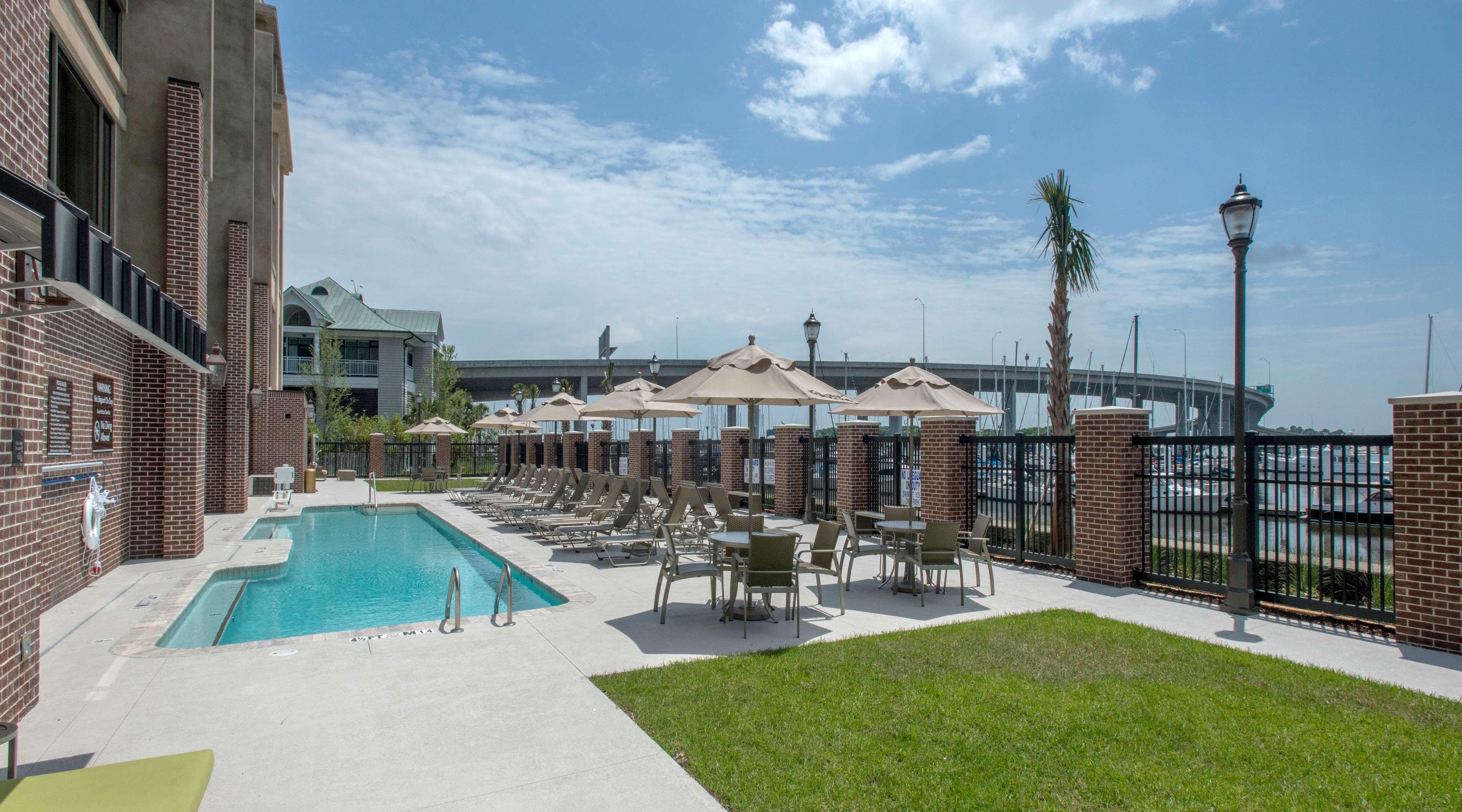 Hilton Garden Inn Charleston Waterfront/Downtown Exteriör bild